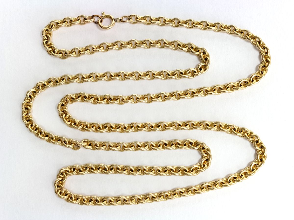 Gold rolo chain with round wire links, laid in loops